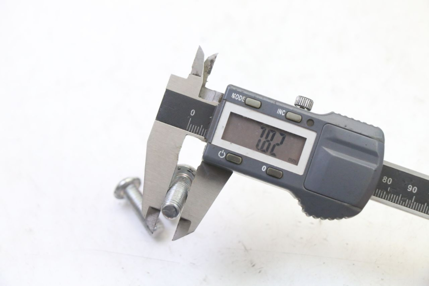 photo de ŚRUBA TARCZY HAMULCOWEJ PEUGEOT STREETZONE I NAKED 2T 50 (2018 - 2020) - Zbliżenie techniczne