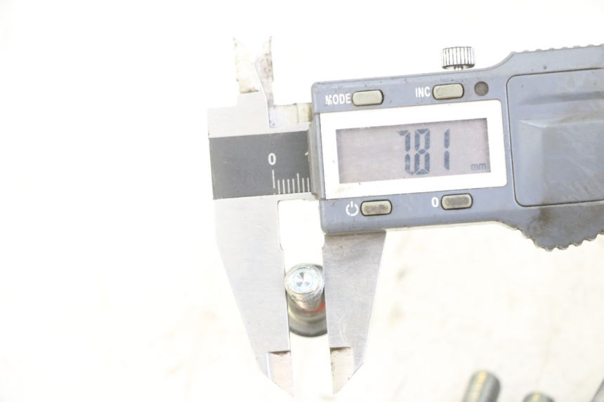 photo de ŚRUBA TARCZY HAMULCOWEJ SUZUKI BURGMAN 125 (2018 - 2021) - Zoom stanu zużycia