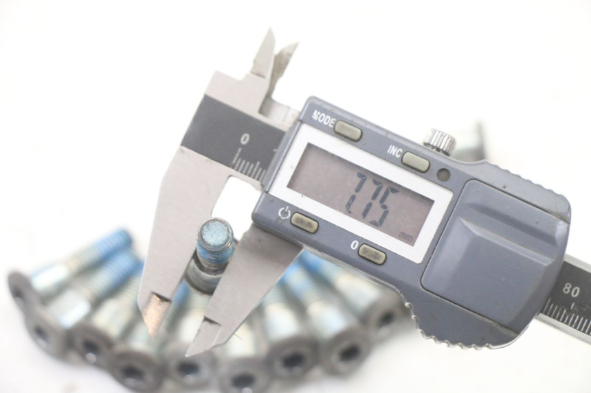 photo de ŚRUBA TARCZY HAMULCOWEJ SUZUKI GSF S BANDIT 600 (2000 - 2004) - Inny kąt widzenia