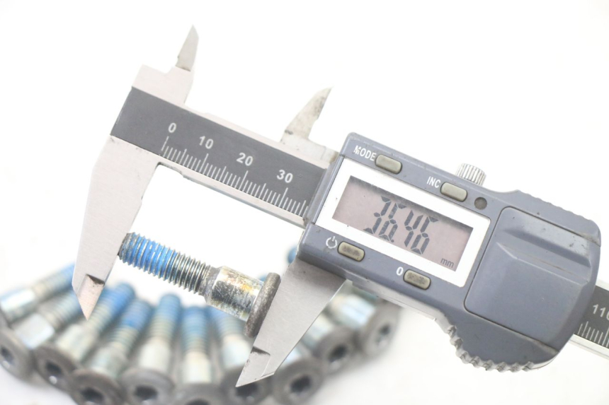 photo de ŚRUBA TARCZY HAMULCOWEJ SUZUKI GSF S BANDIT 600 (2000 - 2004) - Zbliżenie techniczne