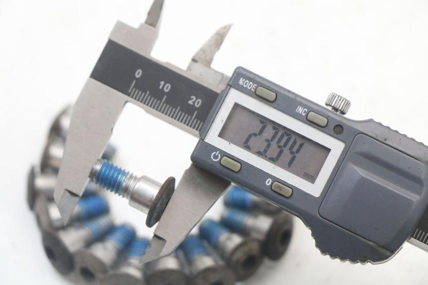 photo de ŚRUBA TARCZY HAMULCOWEJ SUZUKI GSR 750 (2011 - 2017) - Zoom stanu zużycia