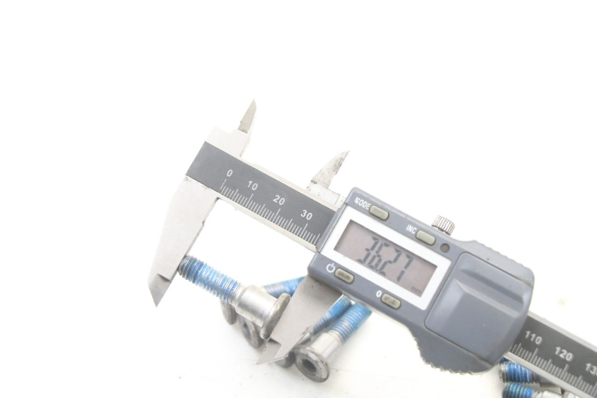 photo de ŚRUBA TARCZY HAMULCOWEJ SUZUKI GSX F GSXF 650 (2007 - 2015) - Zbliżenie techniczne