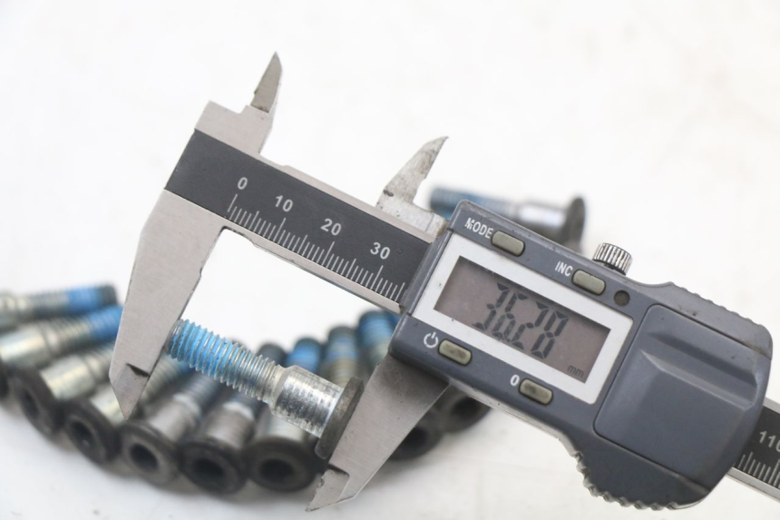 photo de ŚRUBA TARCZY HAMULCOWEJ SUZUKI SV S 650 (1999 - 2002) - Zoom stanu zużycia