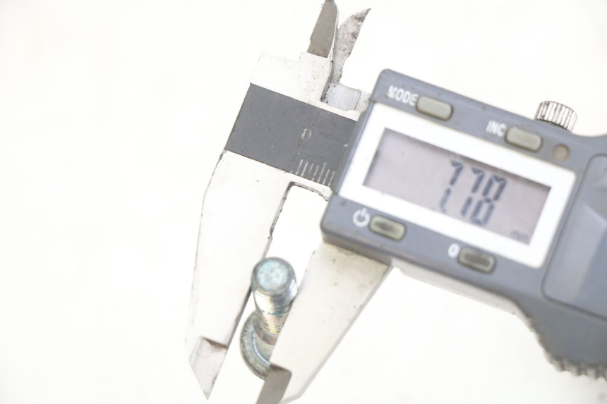 photo de ŚRUBA TARCZY HAMULCOWEJ SUZUKI SV N 650 (1999 - 2002) - Zbliżenie techniczne