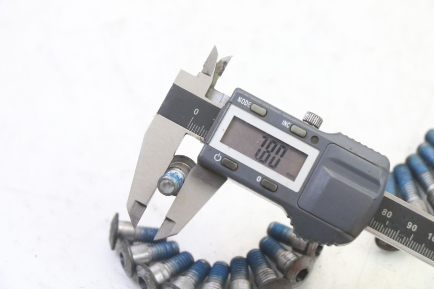 photo de ŚRUBA TARCZY HAMULCOWEJ SUZUKI SV S 650 (2003 - 2009) - Zbliżenie techniczne