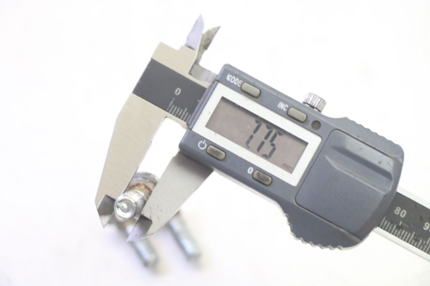 photo de ŚRUBA TARCZY HAMULCOWEJ SUKIDA TOP 1 50 (2003 - 2010) - Zbliżenie techniczne