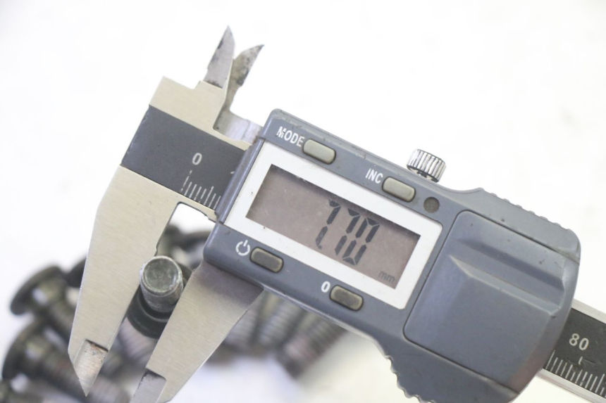 photo de ŚRUBA TARCZY HAMULCOWEJ PEUGEOT TWEET PRO EFI 4T 50 (2021 - 2022) - Zbliżenie techniczne