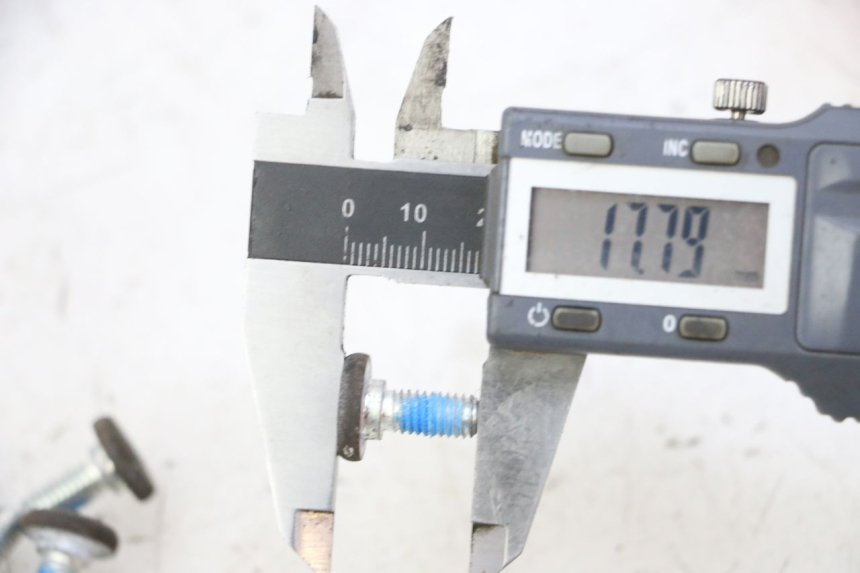 photo de ŚRUBA TARCZY HAMULCOWEJ YAMAHA X-MAX XMAX 250 (2006 - 2009) - Szczegół części