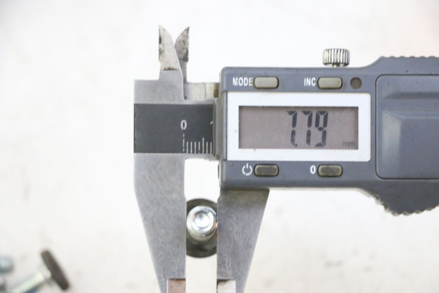 photo de ŚRUBA TARCZY HAMULCOWEJ YAMAHA X-MAX XMAX 250 (2006 - 2009) - Inny kąt widzenia