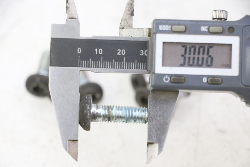 photo de ŚRUBA TARCZY HAMULCOWEJ YAMAHA X-MAX XMAX 250 (2006 - 2009) - Zbliżenie techniczne