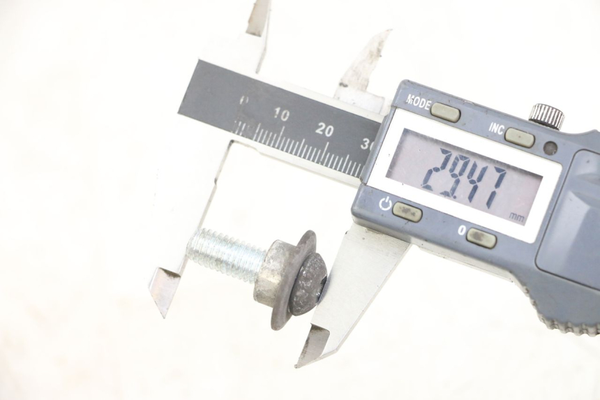 photo de ŚRUBA TARCZY HAMULCOWEJ PIAGGIO X10 125 (2012 - 2017) - Zoom stanu zużycia