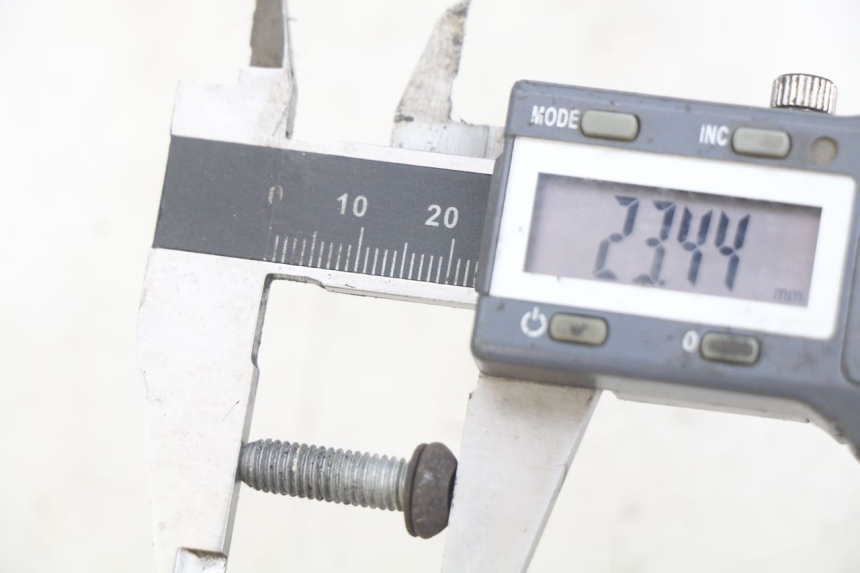 photo de ŚRUBA TARCZY HAMULCOWEJ PIAGGIO X9 EVOLUTION 125 (2003 - 2007) - Zoom stanu zużycia