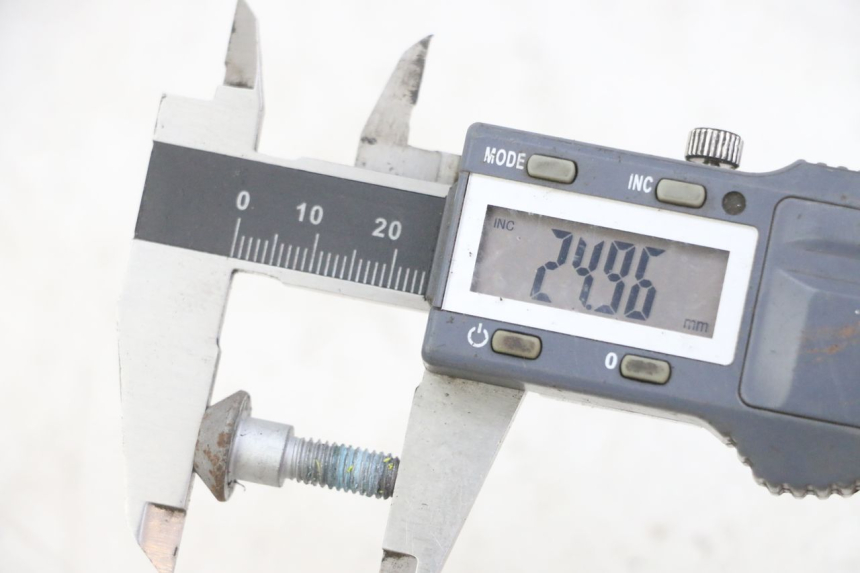 photo de ŚRUBA TARCZY HAMULCOWEJ YAMAHA XJ6 ABS 600 (2008 - 2016) - Zoom stanu zużycia