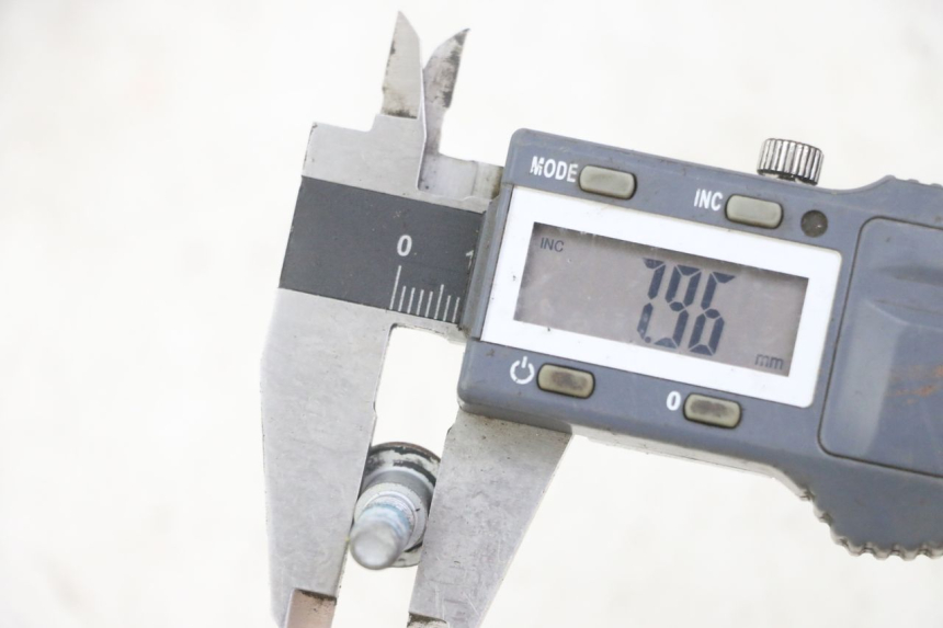 photo de ŚRUBA TARCZY HAMULCOWEJ YAMAHA XJ6 ABS 600 (2008 - 2016) - Inny kąt widzenia