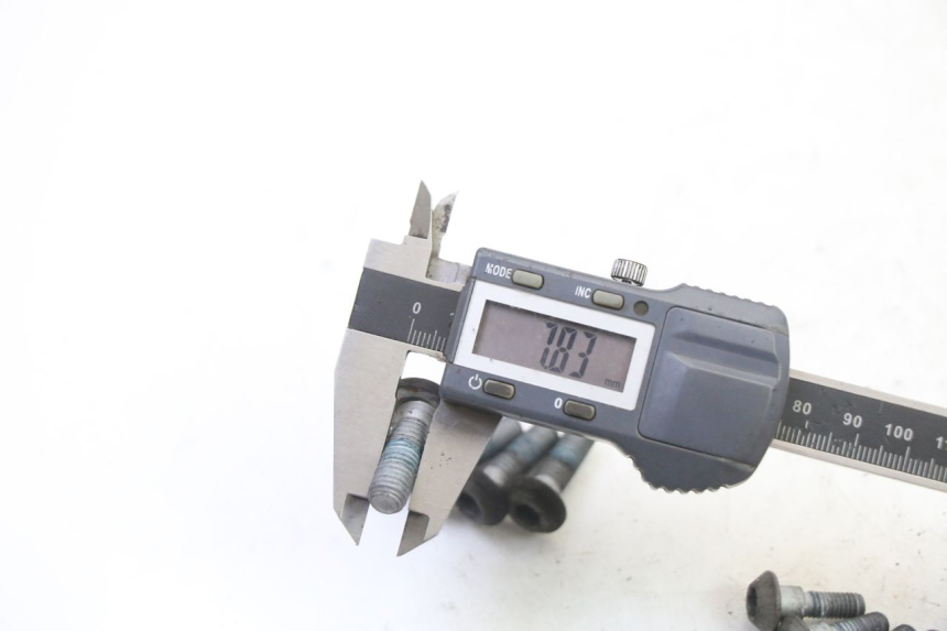 photo de ŚRUBA TARCZY HAMULCOWEJ YAMAHA XJ6 ABS 600 (2008 - 2016) - Zbliżenie techniczne