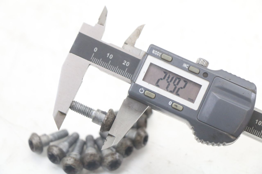 photo de ŚRUBA TARCZY HAMULCOWEJ YAMAHA FZ1 FAZER 1000 (2007 - 2009) - Inny kąt widzenia