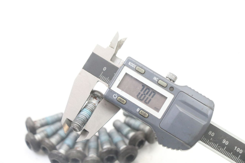 photo de ŚRUBA TARCZY HAMULCOWEJ YAMAHA FZS FAZER 600 (2001 - 2003) - Zbliżenie techniczne