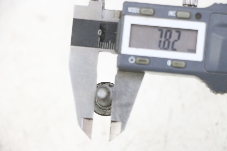 photo de ŚRUBA TARCZY HAMULCOWEJ YAMAHA FZS FAZER 600 (2001 - 2003) - Zoom stanu zużycia