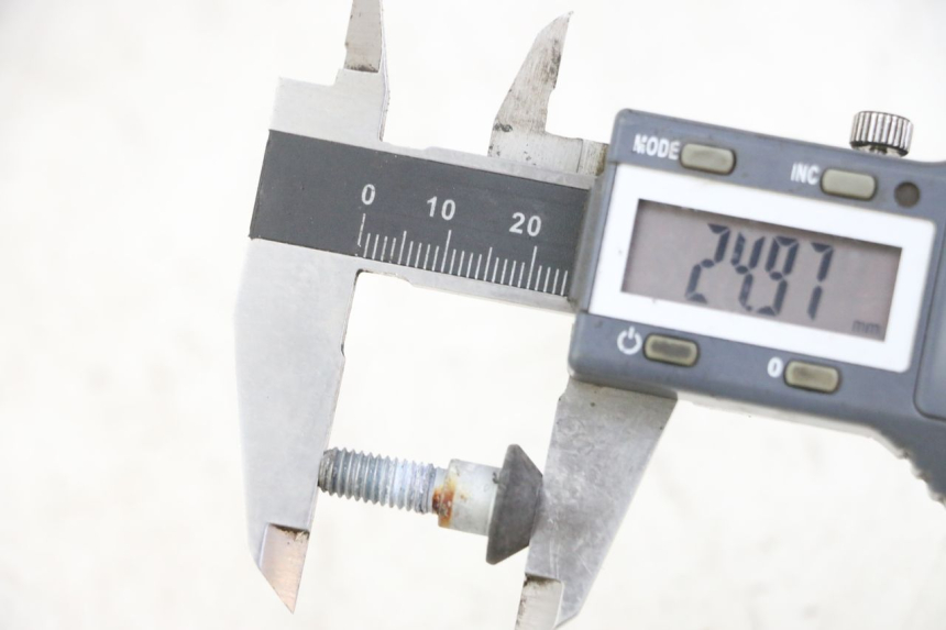 photo de ŚRUBA TARCZY HAMULCOWEJ YAMAHA XJ6 600 (2008 - 2016) - Zoom stanu zużycia