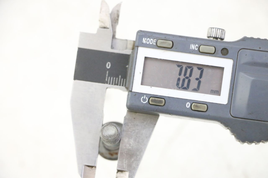 photo de ŚRUBA TARCZY HAMULCOWEJ YAMAHA XJ6 600 (2008 - 2016) - Zbliżenie techniczne