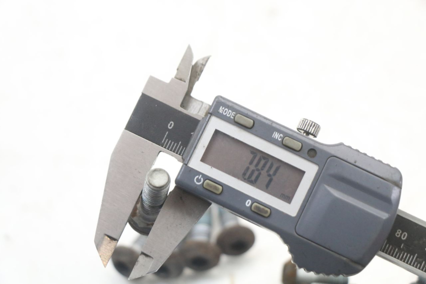 photo de ŚRUBA TARCZY HAMULCOWEJ YAMAHA XJ6 ABS 600 (2008 - 2016) - Zbliżenie techniczne