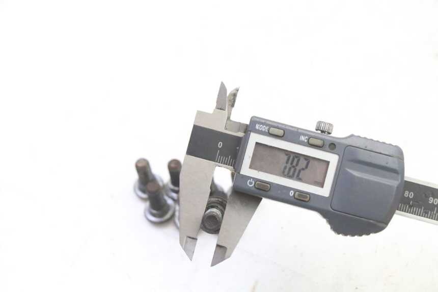 photo de ŚRUBA TARCZY HAMULCOWEJ YAMAHA YFM BRUIN 350 (2003 - 2009) - Zbliżenie techniczne