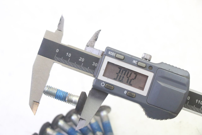 photo de ŚRUBA TARCZY HAMULCOWEJ YAMAHA YP MAJESTY 125 (2007 - 2010) - Zbliżenie techniczne