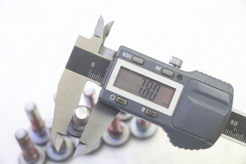 photo de ŚRUBA TARCZY HAMULCOWEJ KAWASAKI ZR 7 750 (1999 - 2004) - Zbliżenie techniczne